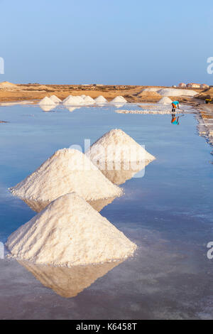 Kap VERDE-SAL Haufen Salz gesammelt aus natürlichen Salinen bei Salinas, Santa Maria, vor den Toren der Insel Sal, Kap Verde, Afrika Stockfoto