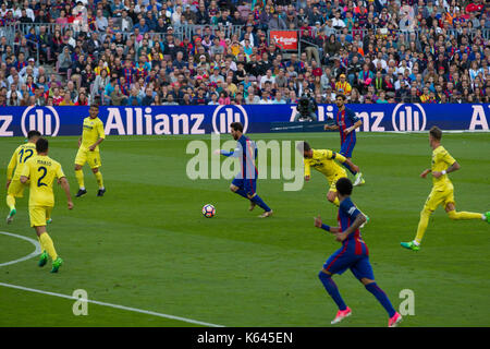 Leo Messi Angriffe mit Kugel - 6/5/17 Barcelona gegen Villarreal Fußball-Liga Match im Camp Nou, Barcelona. Stockfoto