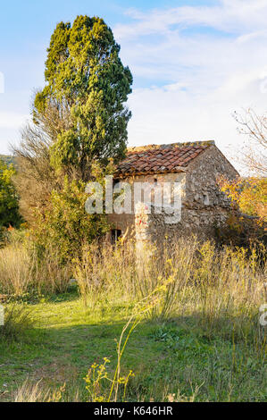 Ein altes Steinhaus in der Provence, in der Nähe von brignoles (gareoult) im Süden Frankreichs Stockfoto