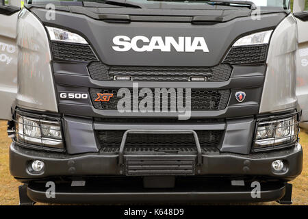 HYVINKAA, Finnland - 8 September, 2017: Die Vorderseite von Scania G500XT Lkw, mit z.b. heavy duty Stoßfänger und Scheinwerfer Schutz mesh. Scania stellt Stockfoto
