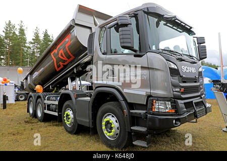 HYVINKAA, Finnland - 8 September, 2017: Scania G450 XT Kipper, mit heavy duty Stoßfänger und Scheinwerfer Schutz gitter auf Display. Scania presen Stockfoto