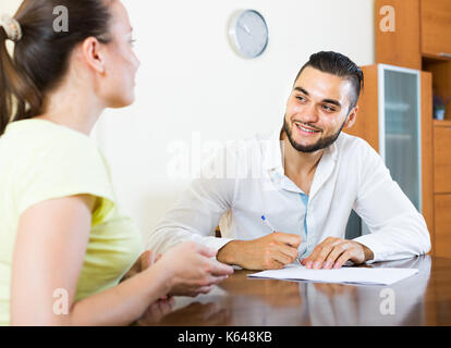 Gerne russische Paar diskutieren Vertragsbedingungen zu Hause Stockfoto