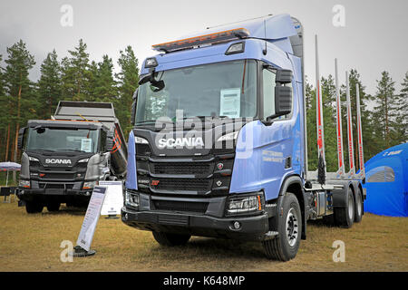 HYVINKAA, Finnland - 8 September, 2017: Scania Suomi Oy präsentiert die neue Scania R650 XT, für Holz Transport und G450 für Bau, auf Maxpo 2 Stockfoto