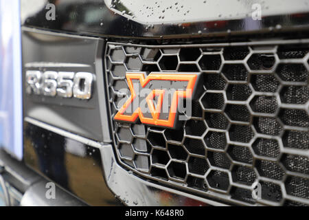 HYVINKAA, Finnland - 8 September, 2017: Detail von Scania XT Lkw Frontgrill in Regen. Scania Suomi Oy präsentiert die neue XT schwere Lkw der Baureihe auf Maxpo 2 Stockfoto