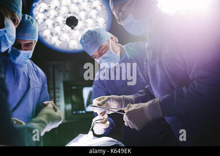 Team von Ärzten der chirurgischen Eingriff im Operationssaal. Professionelle Chirurgen bei Operationen im Operationssaal eines Krankenhauses. Stockfoto