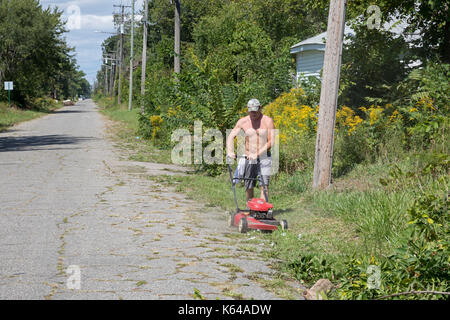 Detroit, Michigan - Personen mit Wohnsitz in der Gemeinschaft und die Mitglieder der Knights of Columbus sauber Papierkorb und Bürste aus Baulücken in der Morningside Nachbarschaft. Stockfoto