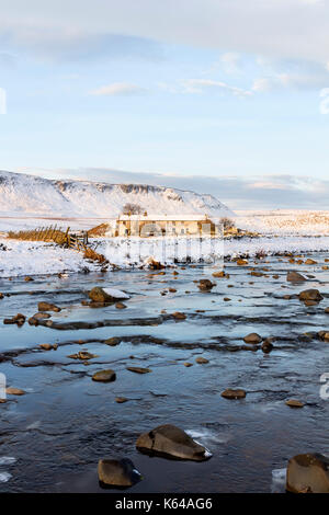 Die Verlassenen Gehöft von Wheysike Haus gegenüber Harwood Beck mit Cronkley fiel hinter, Wald-in-Teesdale, County Durham, UK Stockfoto