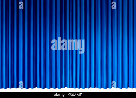 Blauen Vorhängen Objekt als Indigo cool Samtvorhängen, die theatralische Bühne auf einem weißen Hintergrund als 3D-Illustration isoliert. Stockfoto