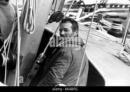 AJAXNETPHOTO - 23. März, 1976. Portsmouth, England. - Ende DES DREIECKS - FRANZÖSISCHE SEGLER ERIC TABARLY AN BORD Pen Duick VI 12 MEILEN VOM ENDE DES RIO DE JANEIRO - PORTSMOUTH BEIN DER ATLANTISCHEN DREIECK RENNEN. Foto: Jonathan Eastland/AJAX REF: TABARLY 1976 01 Stockfoto