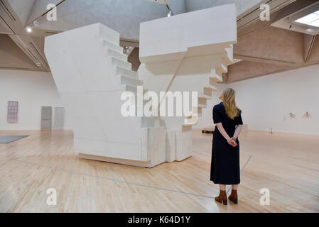 London, Großbritannien. 11 Sep, 2017. Ein Mitarbeiter Ansichten "Untitled (Treppen)" 2001, um die Vorschau einer Ausstellung mit Werken der Künstlerin Rachel Whiteread in der Tate Britain. Die Ausstellung erstreckt sich über drei Jahrzehnte ihrer Karriere und läuft vom 12. September bis zum 21. Januar 2018. Credit: Stephen Chung/Alamy leben Nachrichten Stockfoto