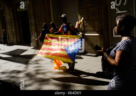 Barcelona, Spanien. 11 Sep, 2017. Einem Straßenhändler verkauft estelada Flags (katalanische Unabhängigkeit Zeichen) während Kataloniens nationalen Tag in Barcelona. Die katalanische Regierung zielt darauf ab, ein Referendum über die Unabhängigkeit der nächsten ersten Oktober zu feiern. Credit: Jordi Boixareu/Alamy leben Nachrichten Stockfoto