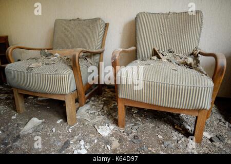 Riefensbeek, Deutschland. 31 Aug, 2017. Möbel in einem alten verrotteten Haus, Deutschland, Stadt Riefensbeek, 31. August 2017. Foto: Frank Mai | Nutzung weltweit/dpa/Alamy leben Nachrichten Stockfoto