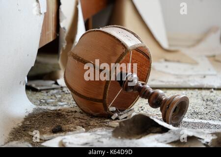 Riefensbeek, Deutschland. 31 Aug, 2017. Möbel in einem alten verrotteten Haus, Deutschland, Stadt Riefensbeek, 31. August 2017. Foto: Frank Mai | Nutzung weltweit/dpa/Alamy leben Nachrichten Stockfoto