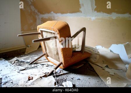 Riefensbeek, Deutschland. 31 Aug, 2017. Möbel in einem alten verrotteten Haus, Deutschland, Stadt Riefensbeek, 31. August 2017. Foto: Frank Mai | Nutzung weltweit/dpa/Alamy leben Nachrichten Stockfoto