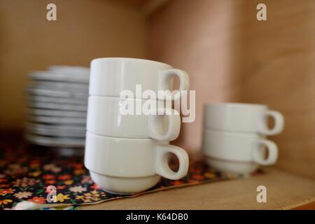 Riefensbeek, Deutschland. 31. August 2017. Geschirr in einem alten, verrotteten Haus, Deutschland, Stadt Riefensbeek, 31. August 2017. Foto: Frank May | weltweite Nutzung/dpa/Alamy Live News Stockfoto