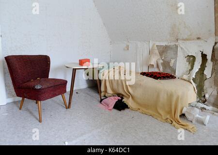 Riefensbeek, Deutschland. 31 Aug, 2017. Möbel in einem alten verrotteten Haus, Deutschland, Stadt Riefensbeek, 31. August 2017. Foto: Frank Mai | Nutzung weltweit/dpa/Alamy leben Nachrichten Stockfoto