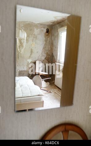 Riefensbeek, Deutschland. 31 Aug, 2017. Möbel in einem alten verrotteten Haus, Deutschland, Stadt Riefensbeek, 31. August 2017. Foto: Frank Mai | Nutzung weltweit/dpa/Alamy leben Nachrichten Stockfoto