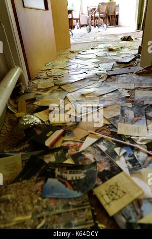 Riefensbeek, Deutschland. 31 Aug, 2017. Postkarten in einem alten verrotteten Haus, Deutschland, Stadt Riefensbeek, 31. August 2017. Foto: Frank Mai | Nutzung weltweit/dpa/Alamy leben Nachrichten Stockfoto