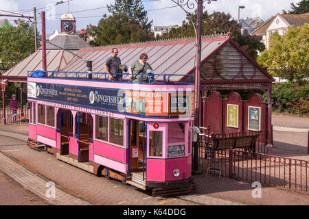 Seaton, Devon, Großbritannien. 11. September 2017. UK Wetter. Touristen nehmen ihre Plätze auf der Seaton Tramway, bevor Sie ein 3 km Route durch die Ax-Tal auf dem Seaton elektrische Straßenbahn in Devon. Sonnenschein wird den Weg für stürmisches Wetter über die South West an diesem Nachmittag. Credit: Foto Central/Alamy leben Nachrichten Stockfoto