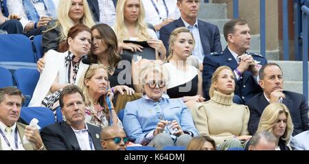 Flushing, NY, USA. 10 Sep, 2017. Debra Messing, Mariska Hargitay, Candice Bergen, Jessica Seinfeld, Jerry Seinfeld anwesend für US Open Tennis Championships - Sonne, Arthur Ashe Stadium, Flushing, NY 10. September 2017. Credit: Lev Radin/Everett Collection/Alamy leben Nachrichten Stockfoto