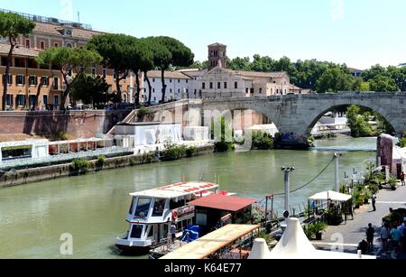 Rom, Italien. 18. Juli 2017. Brücke Ponte Cestio und Kirche Basilica di San Bartolomeo in Rom (Italien), 18. Juli 2017. | Verwendung der weltweiten Kredit: dpa/Alamy leben Nachrichten Stockfoto