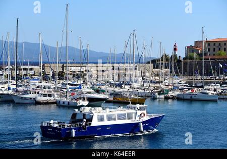 Ajaccio, Frankreich. 17. Juli 2017. Segelyachten und Motoryachten im Hafen von Ajaccio auf der Insel Korsika (Frankreich), 17. Juli 2017. | Verwendung der weltweiten Kredit: dpa/Alamy leben Nachrichten Stockfoto