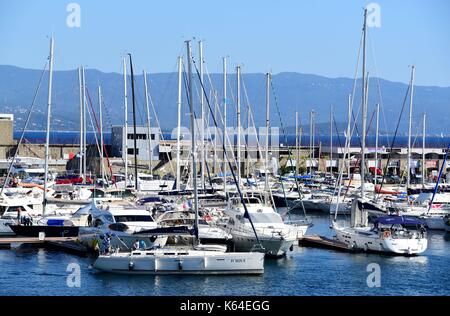 Ajaccio, Frankreich. 17. Juli 2017. Segelyachten und Motoryachten im Hafen von Ajaccio auf der Insel Korsika (Frankreich), 17. Juli 2017. | Verwendung der weltweiten Kredit: dpa/Alamy leben Nachrichten Stockfoto