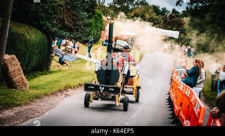 Köstner, UK. 10 Sep, 2017. Teilnehmer an der 11. Schwerkraft Grand Prix in Cookham, Berkshire, Vereinigtes Königreich am 10. September 2017 stattfand. Das Kapital, das von der Charity Go-kart event ging an der Thames Valley Air Ambulance. Credit: Worsfold/Alamy leben Nachrichten Stockfoto