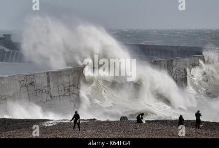 Newhaven, East Sussex. 11. September 2017 Menschen Risiken nehmen massive Wellen zerschlagen Newhaven Wellenbrecher in East Sussex als starke Winde fegen entlang der Sussex Küste beobachten. East Sussex. © Peter Cripps/Alamy leben Nachrichten Stockfoto