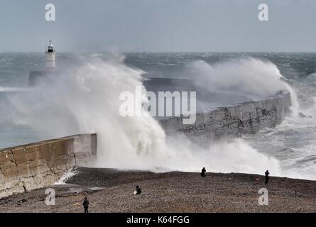 Newhaven, East Sussex. 11. September 2017 Menschen Risiken nehmen massive Wellen zerschlagen Newhaven Wellenbrecher in East Sussex als starke Winde fegen entlang der Sussex Küste beobachten. East Sussex. © Peter Cripps/Alamy leben Nachrichten Stockfoto