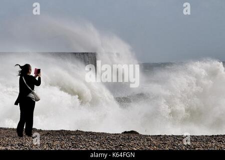 Newhaven, East Sussex. 11. September 2017 Menschen Risiken nehmen massive Wellen zerschlagen Newhaven Wellenbrecher in East Sussex als starke Winde fegen entlang der Sussex Küste beobachten. East Sussex. © Peter Cripps/Alamy leben Nachrichten Stockfoto