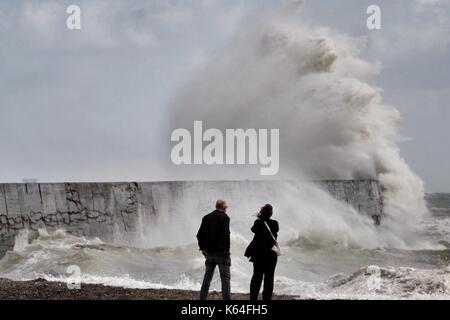 Newhaven, East Sussex. 11. September 2017 Menschen Risiken nehmen massive Wellen zerschlagen Newhaven Wellenbrecher in East Sussex als starke Winde fegen entlang der Sussex Küste beobachten. East Sussex. © Peter Cripps/Alamy leben Nachrichten Stockfoto