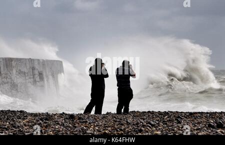 Newhaven, East Sussex. 11. September 2017 Menschen Risiken nehmen massive Wellen zerschlagen Newhaven Wellenbrecher in East Sussex als starke Winde fegen entlang der Sussex Küste beobachten. East Sussex. © Peter Cripps/Alamy leben Nachrichten Stockfoto