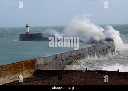 Newhaven, East Sussex. 11. September 2017 Menschen Risiken nehmen massive Wellen zerschlagen Newhaven Wellenbrecher in East Sussex als starke Winde fegen entlang der Sussex Küste beobachten. East Sussex. © Peter Cripps/Alamy leben Nachrichten Stockfoto