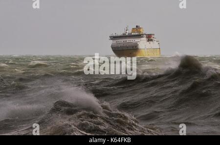 Newhaven, East Sussex. 11. September 2017. Transmanche Newhaven Fähre kämpfen, in den Hafen in East Sussex, wie starke Winde fegen entlang der Küste von Sussex zu Dieppe. East Sussex. © Peter Cripps/Alamy leben Nachrichten Stockfoto