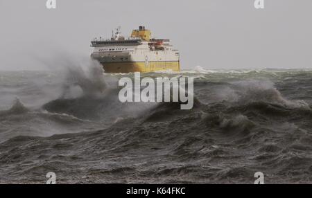 Newhaven, East Sussex. 11. September 2017. Transmanche Newhaven Fähre kämpfen, in den Hafen in East Sussex, wie starke Winde fegen entlang der Küste von Sussex zu Dieppe. East Sussex. © Peter Cripps/Alamy leben Nachrichten Stockfoto