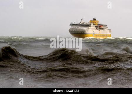 Newhaven, East Sussex. 11. September 2017. Transmanche Newhaven Fähre kämpfen, in den Hafen in East Sussex, wie starke Winde fegen entlang der Küste von Sussex zu Dieppe. East Sussex. © Peter Cripps/Alamy leben Nachrichten Stockfoto