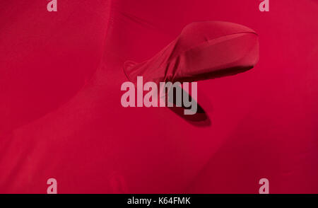 Frankfurt am Main, Deutschland. 11 Sep, 2017. Ein Ferrari ist unter einer Abdeckung auf dem Gelände der Messe in Frankfurt/Main, Deutschland, 11. September 2017 versteckt. Die Internationale Automobil-Ausstellung (IAA) ist auf die zwischen dem 14. und 24. September 2017. Mehr als 1.000 Hersteller aus fast 40 Ländern präsentieren ihre Produkte auf der Messe. Quelle: dpa Picture alliance/Alamy leben Nachrichten Stockfoto