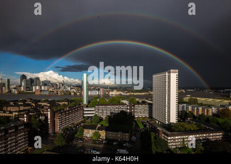 London, Großbritannien. 11 Sep, 2017. UK Wetter: Massive bunte doppelten Regenbogen bricht nach einem Nachmittag Regensturm über South East London Wohnanlage und Canary Wharf. Credit: Guy Corbishley/Alamy leben Nachrichten Stockfoto