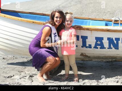 Atlantic City, USA. 11 Sep, 2017. Miss Amerika 2018 Cara Mund zu einem öffentlichen Auftritt für Miss America 2017 findet die jährliche Toe Bad im Atlantik, die Promenade, Atlantic City 11. September 2017. Credit: MORA/Everett Collection/Alamy leben Nachrichten Stockfoto