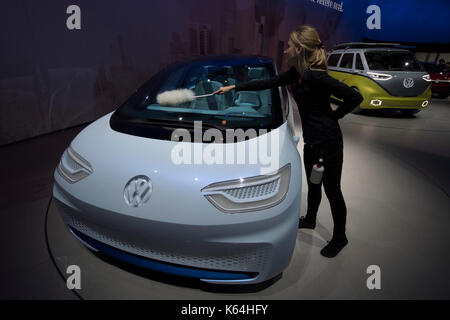 Frankfurt am Main, Deutschland. 11 Sep, 2017. Ein Mitarbeiter poliert die Konzeptstudie "VW-ID Buzz' auf dem Gelände der Messe in Frankfurt/Main, Deutschland, 11. September 2017. Die Internationale Automobil-Ausstellung (IAA) ist auf die zwischen dem 14. und 24. September 2017. Mehr als 1.000 Hersteller aus fast 40 Ländern präsentieren ihre Produkte auf der Messe. Quelle: dpa Picture alliance/Alamy leben Nachrichten Stockfoto