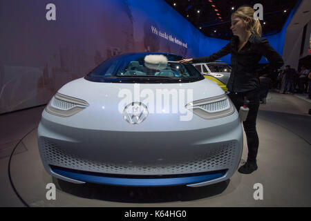 Frankfurt am Main, Deutschland. 11 Sep, 2017. Ein Mitarbeiter poliert die Konzeptstudie "VW-ID Buzz' auf dem Gelände der Messe in Frankfurt/Main, Deutschland, 11. September 2017. Die Internationale Automobil-Ausstellung (IAA) ist auf die zwischen dem 14. und 24. September 2017. Mehr als 1.000 Hersteller aus fast 40 Ländern präsentieren ihre Produkte auf der Messe. Quelle: dpa Picture alliance/Alamy leben Nachrichten Stockfoto