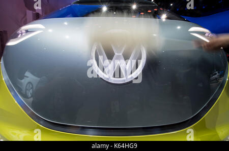 Frankfurt am Main, Deutschland. 11 Sep, 2017. Ein Mitarbeiter von Polituren das Logo der Konzeptstudie "VW-ID Buzz' auf dem Gelände der Messe in Frankfurt/Main, Deutschland, 11. September 2017. Die Internationale Automobil-Ausstellung (IAA) ist auf die zwischen dem 14. und 24. September 2017. Mehr als 1.000 Hersteller aus fast 40 Ländern präsentieren ihre Produkte auf der Messe. Quelle: dpa Picture alliance/Alamy leben Nachrichten Stockfoto