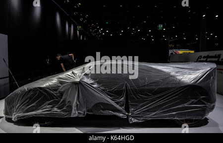 Frankfurt am Main, Deutschland. 11 Sep, 2017. Ein Lamborghini ist unter einer Abdeckung auf dem Gelände der Messe in Frankfurt/Main, Deutschland, 11. September 2017 versteckt. Die Internationale Automobil-Ausstellung (IAA) ist auf die zwischen dem 14. und 24. September 2017. Mehr als 1.000 Hersteller aus fast 40 Ländern präsentieren ihre Produkte auf der Messe. Quelle: dpa Picture alliance/Alamy leben Nachrichten Stockfoto