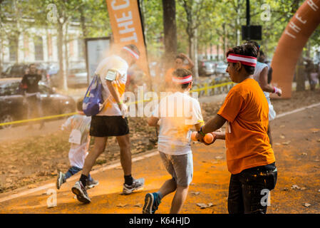 Turin, Piemont, Italien. 10 Sep, 2017. Turin, Italy-September 10, 2017: Teilnehmer während in der Farbe Run 2017 an der Piazza d'Armi. in Turin am 10. September 2016 in Turin, Italien Quelle: Stefano Guidi/ZUMA Draht/Alamy leben Nachrichten Stockfoto