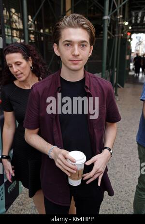 New York, NY, USA. 11 Sep, 2017. Austin Abrams, die Förderung von seinem neuen Film BRAD'S STATUS heraus und über für Celebrity Candids-MON, New York, NY 11. September 2017. Credit: Derek Sturm/Everett Collection/Alamy leben Nachrichten Stockfoto