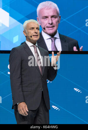 Frankfurt am Main, Deutschland. 11 Sep, 2017. Vw-Chef Matthias Müller gibt eine Rede auf den ersten Blick in die Messe in Frankfurt/Main, Deutschland, 11. September 2017. Die Internationale Automobil-Ausstellung (IAA) ist auf die zwischen dem 14. und 24. September 2017. Mehr als 1.000 Hersteller aus fast 40 Ländern präsentieren ihre Produkte auf der Messe. Quelle: dpa Picture alliance/Alamy leben Nachrichten Stockfoto
