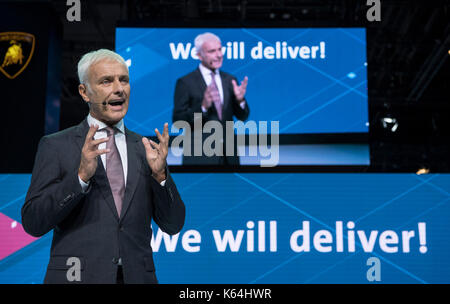 Frankfurt am Main, Deutschland. 11 Sep, 2017. Vw-Chef Matthias Müller gibt eine Rede auf den ersten Blick in die Messe in Frankfurt/Main, Deutschland, 11. September 2017. Die Internationale Automobil-Ausstellung (IAA) ist auf die zwischen dem 14. und 24. September 2017. Mehr als 1.000 Hersteller aus fast 40 Ländern präsentieren ihre Produkte auf der Messe. Quelle: dpa Picture alliance/Alamy leben Nachrichten Stockfoto