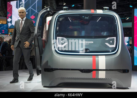 Frankfurt am Main, Deutschland. 11 Sep, 2017. Vw-Chef Matthias Müller wird auf der Bühne auf den ersten Blick in die Messe in Frankfurt/Main, Deutschland, 11. September 2017. Die Internationale Automobil-Ausstellung (IAA) ist auf die zwischen dem 14. und 24. September 2017. Mehr als 1.000 Hersteller aus fast 40 Ländern präsentieren ihre Produkte auf der Messe. Quelle: dpa Picture alliance/Alamy leben Nachrichten Stockfoto