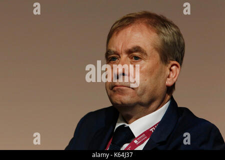 Brighton, UK. 11 Sep, 2017. John Hannett, Generalsekretär der Union der Shop, Handel, Netzwerkdienstleistungen und Allied Workers USDAW, hört während der Reden an der Trades Union Congress TUC-Konferenz 2017 in Brighton, UK, Monday, September 11, 2017. Credit: Lukas MacGregor/Alamy leben Nachrichten Stockfoto